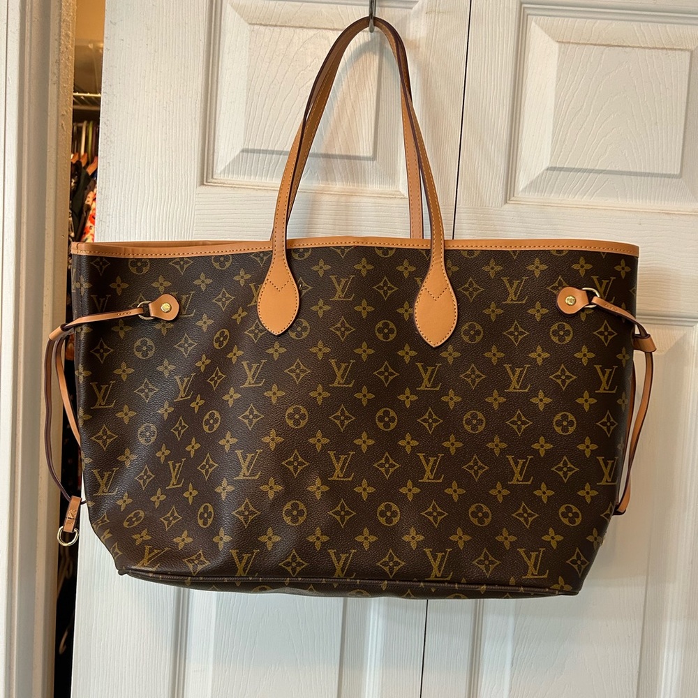 Brand new bag, never used. Great work bag or over night bag!